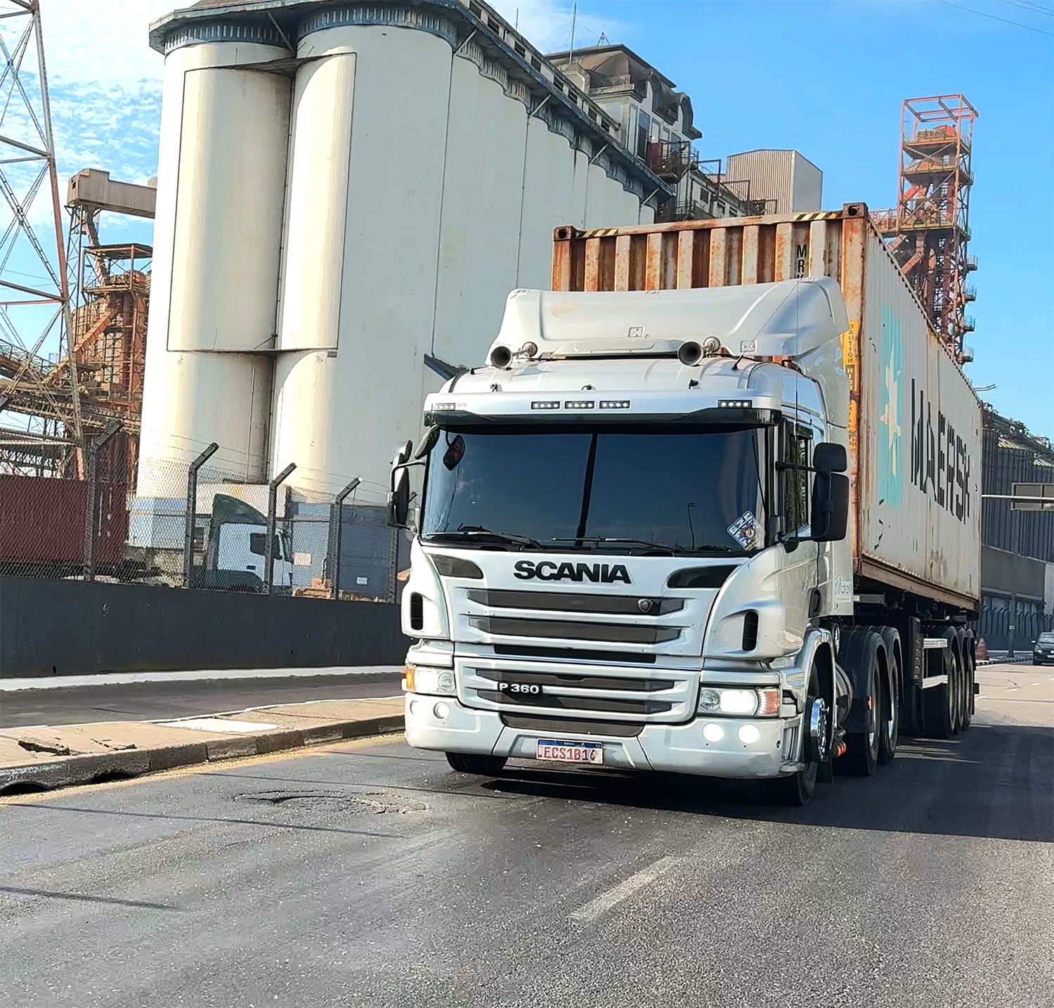 Veículo da Edital Transportes em operação